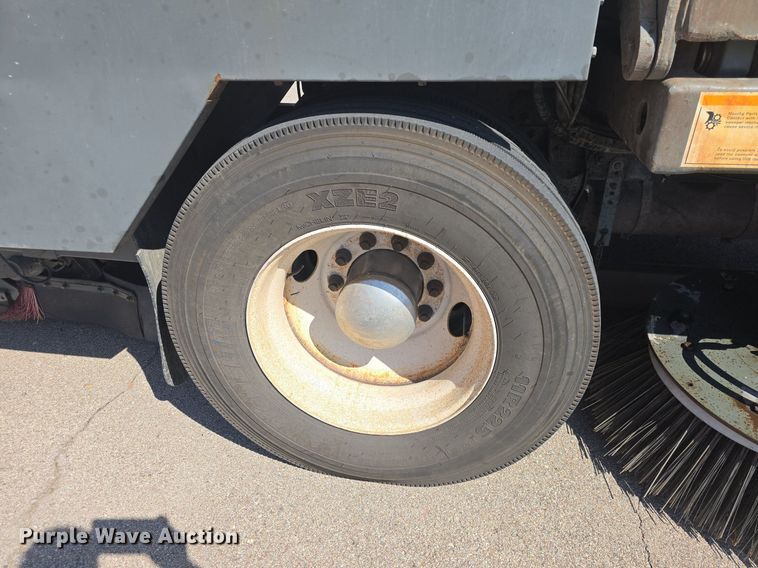 image for item DQ4578 2002 Elgin Eagle SC8000 street sweeper truck