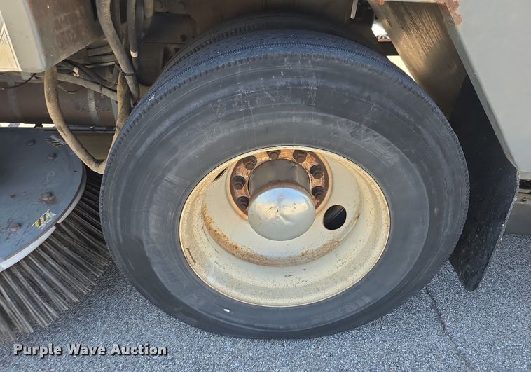 image for item DQ4578 2002 Elgin Eagle SC8000 street sweeper truck