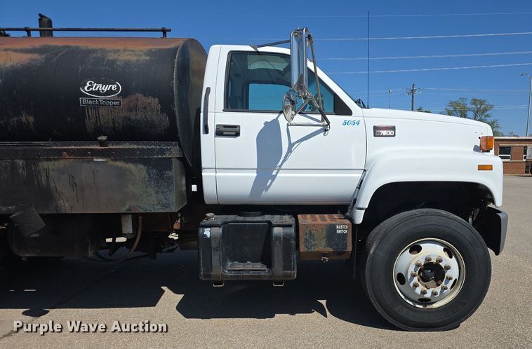 image for item DQ4583 2001 GMC  C7500 oil distributor truck