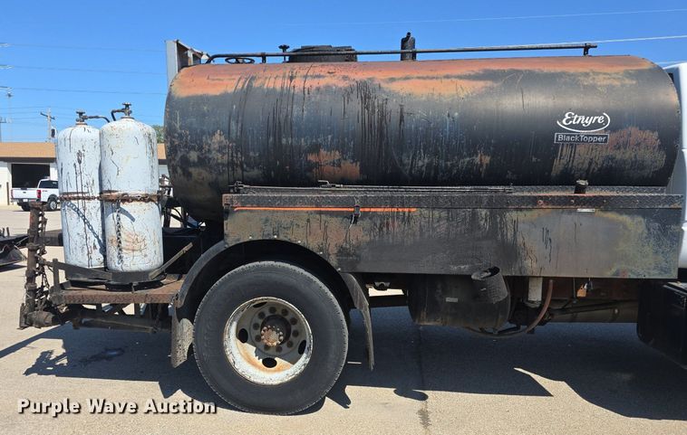 image for item DQ4583 2001 GMC  C7500 oil distributor truck