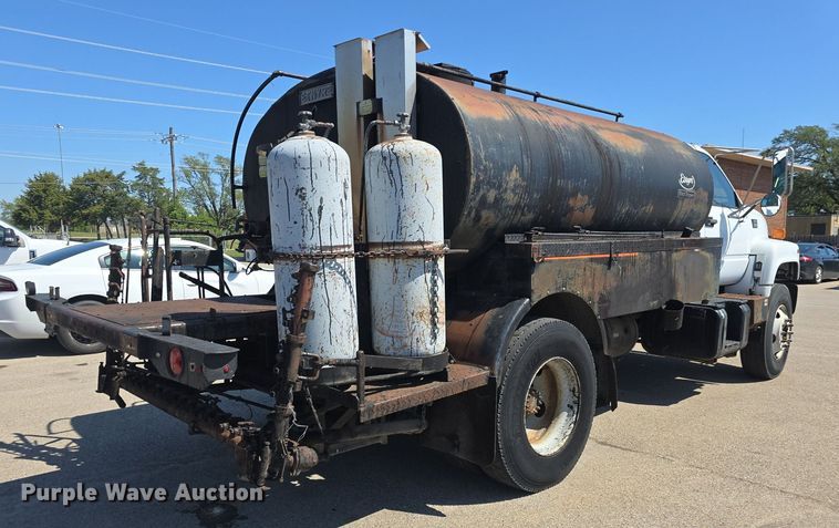 image for item DQ4583 2001 GMC  C7500 oil distributor truck