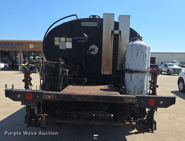 image for item DQ4583 2001 GMC  C7500 oil distributor truck