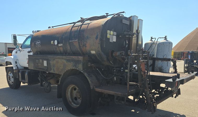 image for item DQ4583 2001 GMC  C7500 oil distributor truck