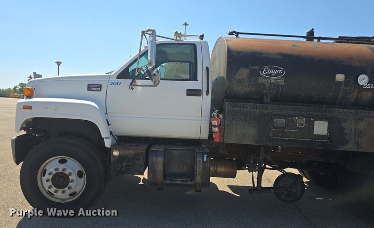 image for item DQ4583 2001 GMC  C7500 oil distributor truck