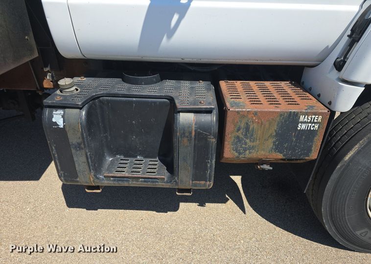 image for item DQ4583 2001 GMC  C7500 oil distributor truck