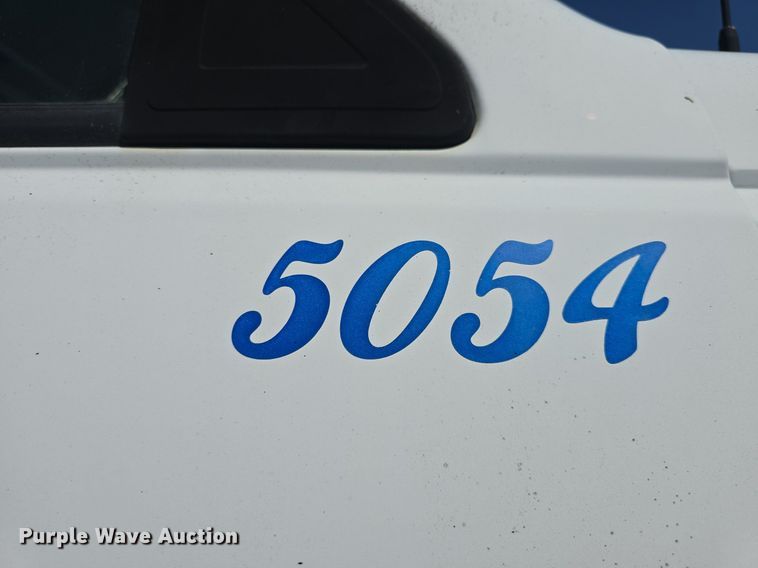 image for item DQ4583 2001 GMC  C7500 oil distributor truck