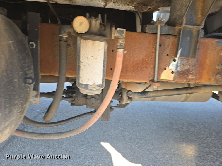 image for item DQ4583 2001 GMC  C7500 oil distributor truck