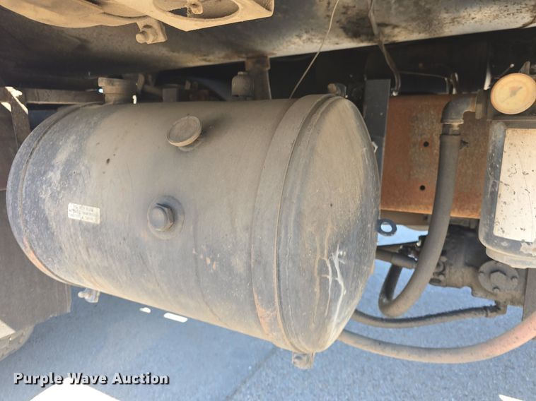 image for item DQ4583 2001 GMC  C7500 oil distributor truck