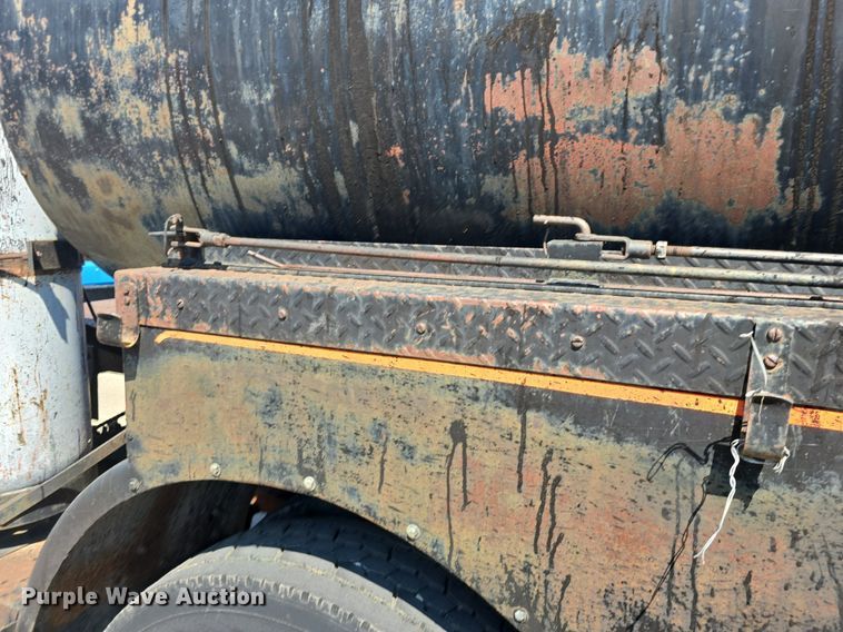 image for item DQ4583 2001 GMC  C7500 oil distributor truck