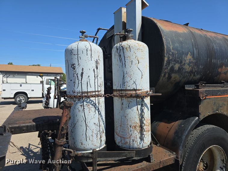 image for item DQ4583 2001 GMC  C7500 oil distributor truck