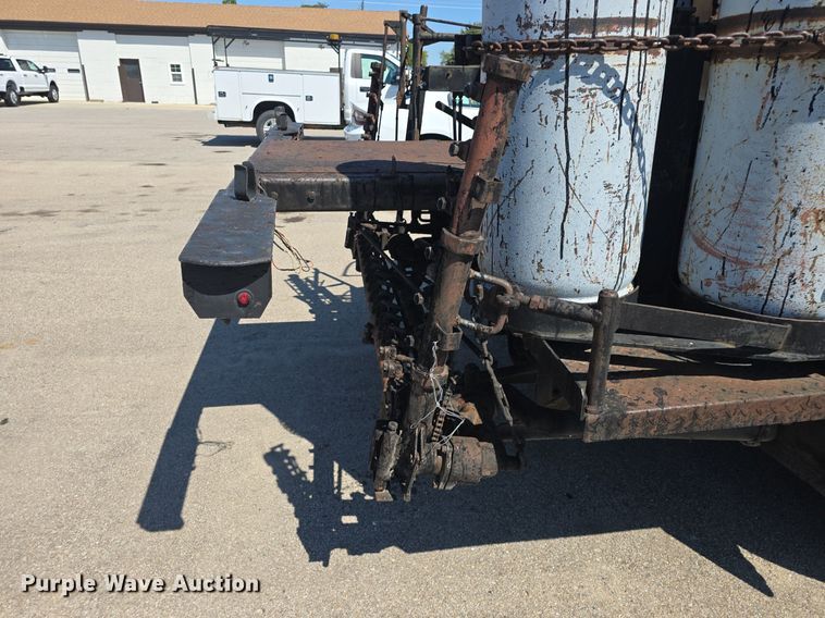 image for item DQ4583 2001 GMC  C7500 oil distributor truck