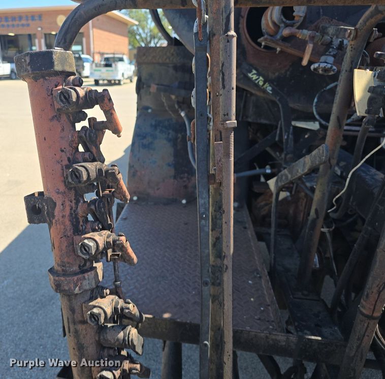 image for item DQ4583 2001 GMC  C7500 oil distributor truck