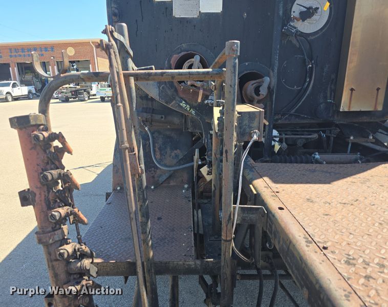 image for item DQ4583 2001 GMC  C7500 oil distributor truck