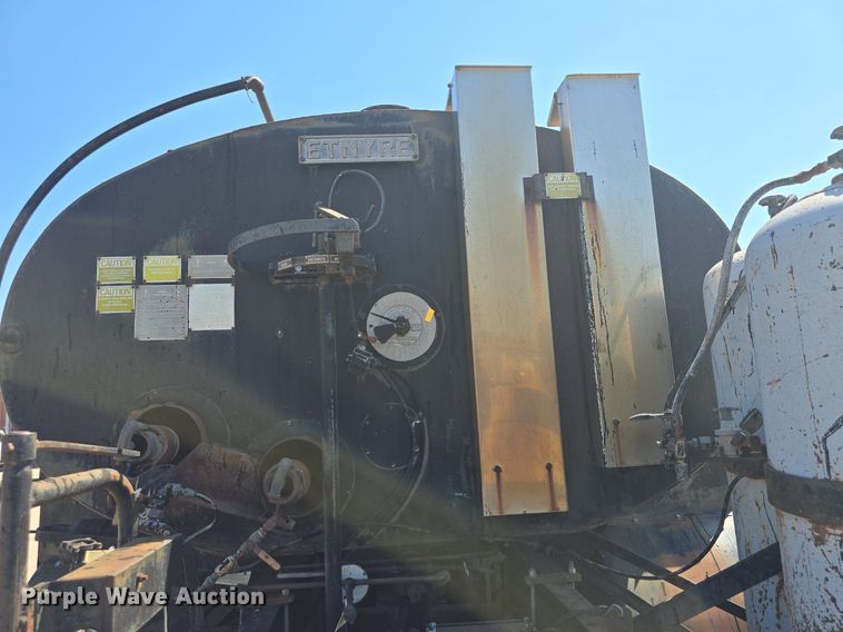 image for item DQ4583 2001 GMC  C7500 oil distributor truck