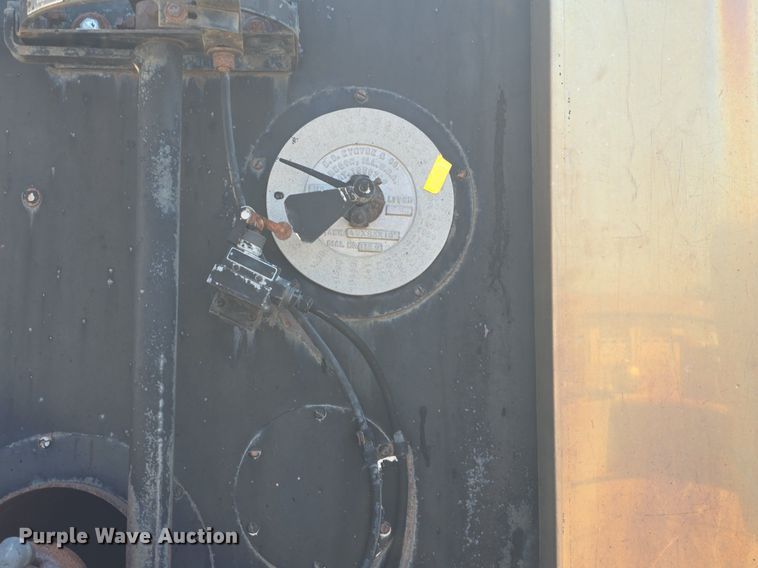 image for item DQ4583 2001 GMC  C7500 oil distributor truck