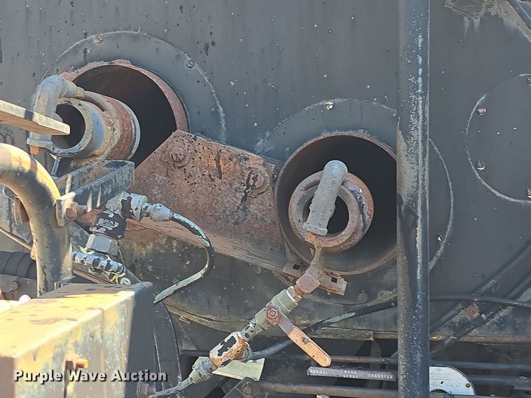 image for item DQ4583 2001 GMC  C7500 oil distributor truck