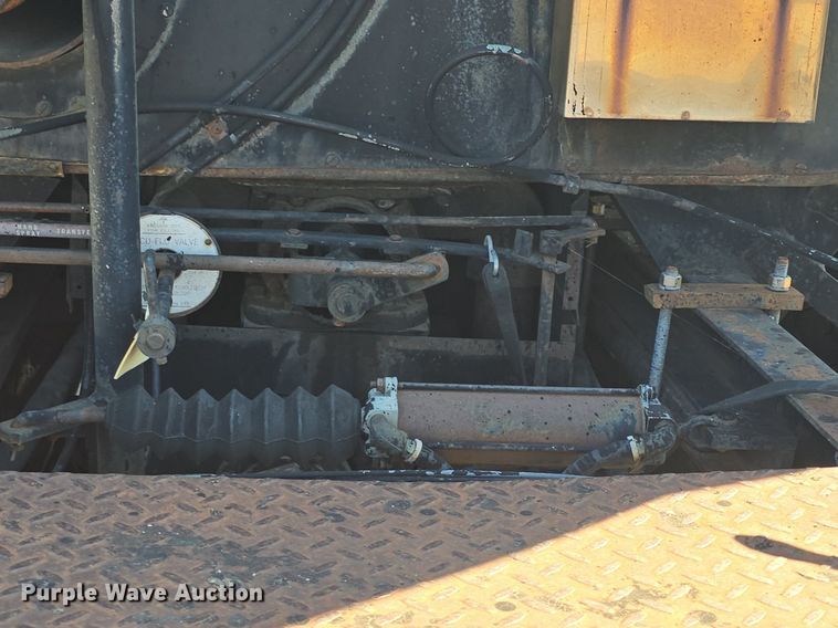 image for item DQ4583 2001 GMC  C7500 oil distributor truck