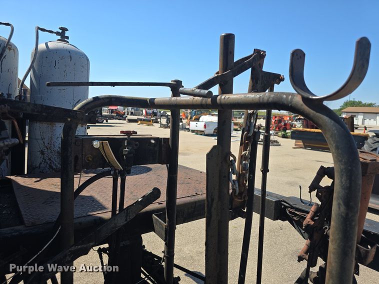 image for item DQ4583 2001 GMC  C7500 oil distributor truck