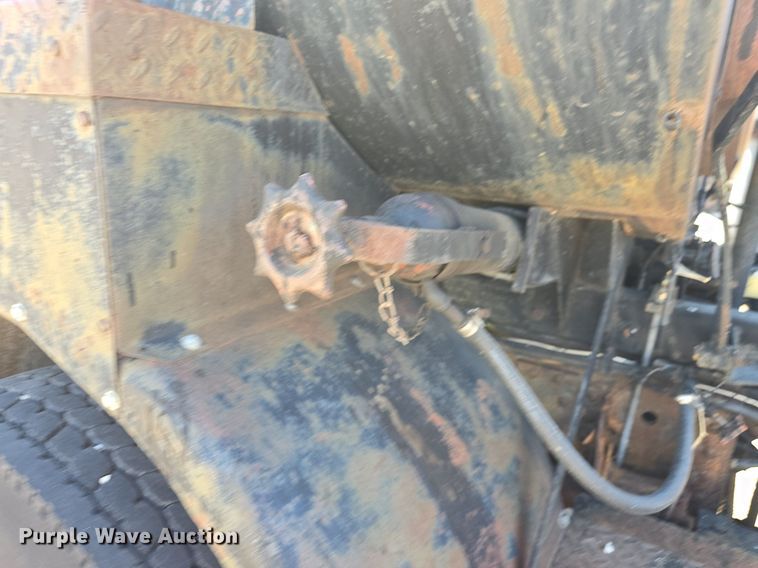 image for item DQ4583 2001 GMC  C7500 oil distributor truck