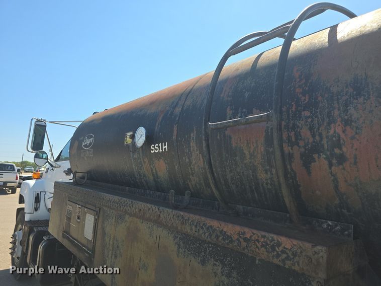 image for item DQ4583 2001 GMC  C7500 oil distributor truck