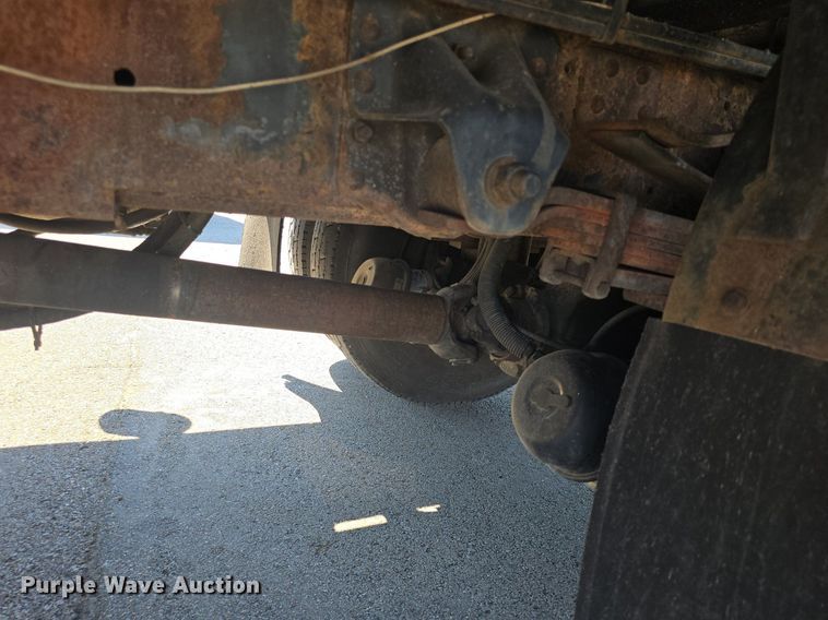 image for item DQ4583 2001 GMC  C7500 oil distributor truck