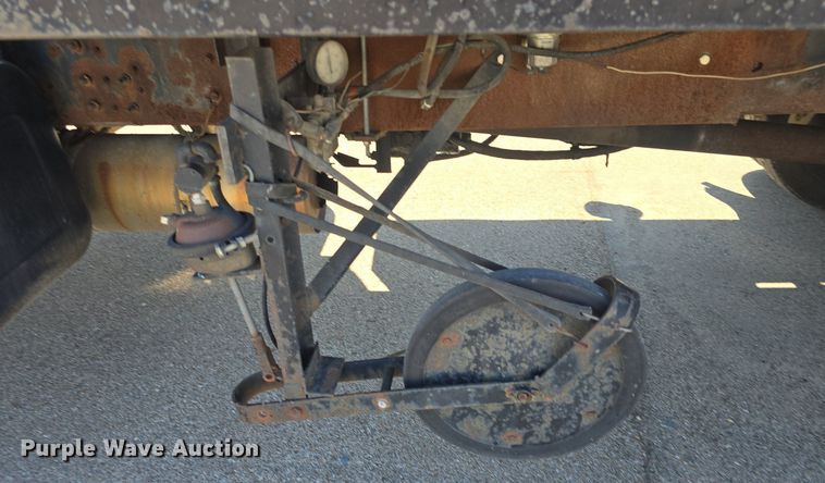 image for item DQ4583 2001 GMC  C7500 oil distributor truck