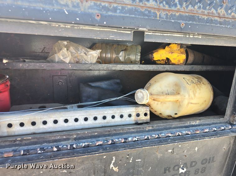 image for item DQ4583 2001 GMC  C7500 oil distributor truck