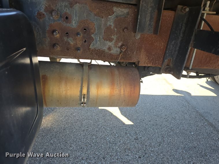 image for item DQ4583 2001 GMC  C7500 oil distributor truck