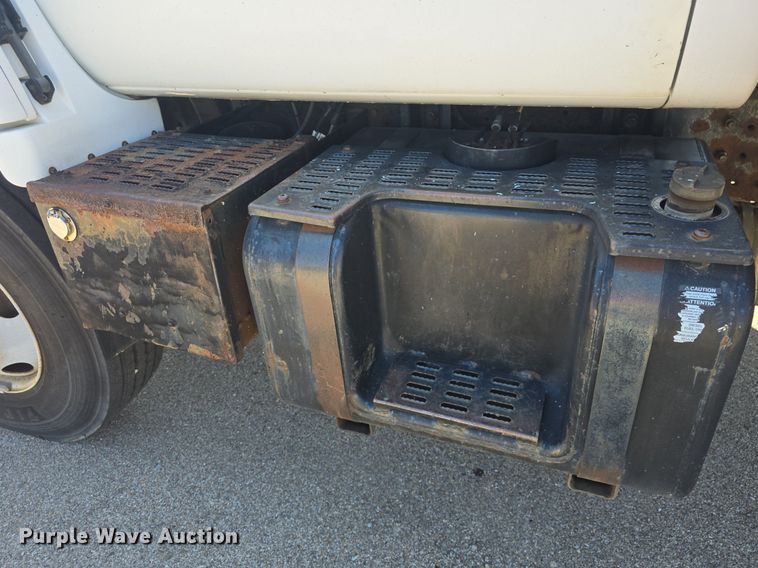 image for item DQ4583 2001 GMC  C7500 oil distributor truck