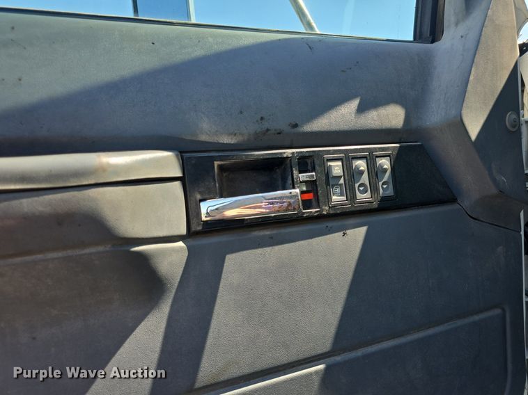 image for item DQ4583 2001 GMC  C7500 oil distributor truck