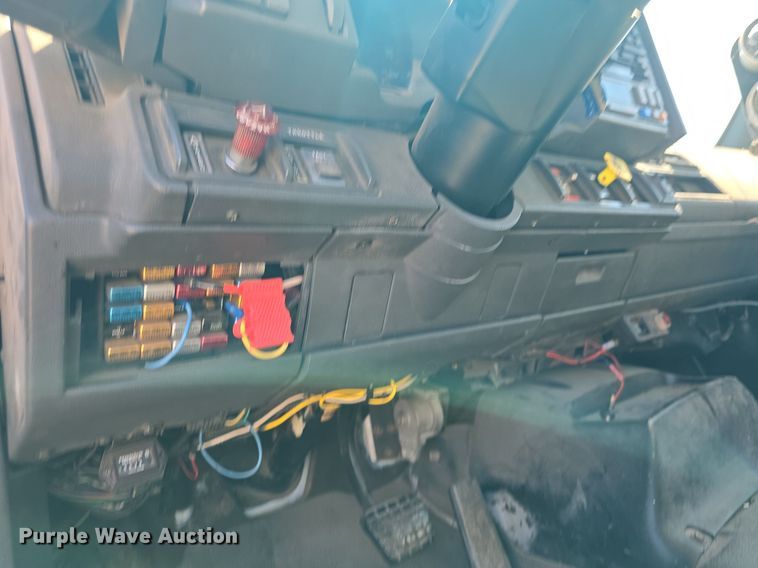 image for item DQ4583 2001 GMC  C7500 oil distributor truck