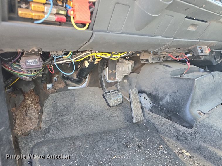 image for item DQ4583 2001 GMC  C7500 oil distributor truck