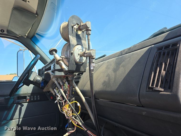 image for item DQ4583 2001 GMC  C7500 oil distributor truck