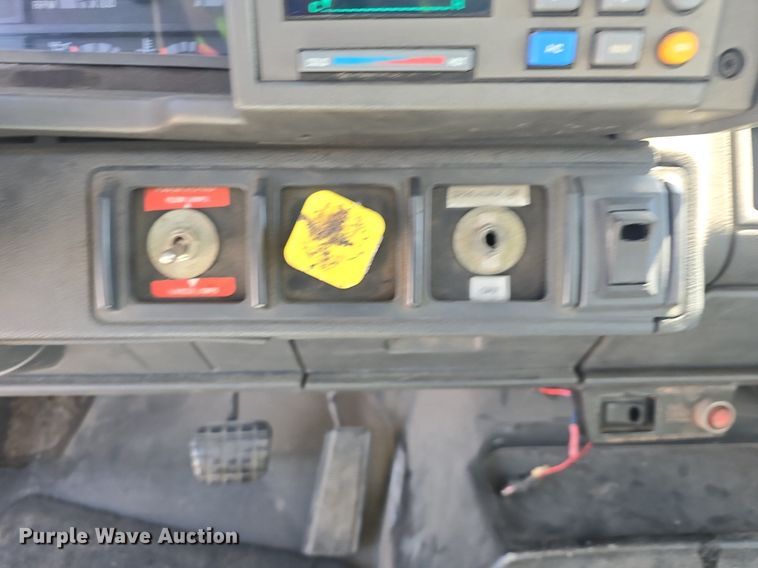 image for item DQ4583 2001 GMC  C7500 oil distributor truck