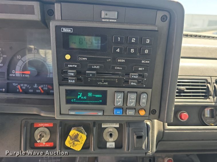 image for item DQ4583 2001 GMC  C7500 oil distributor truck