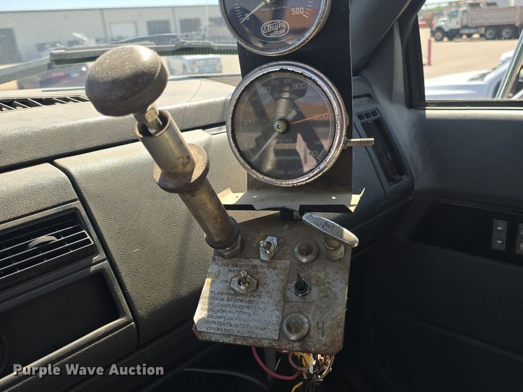 image for item DQ4583 2001 GMC  C7500 oil distributor truck