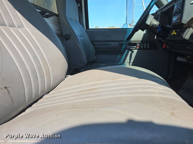 image for item DQ4583 2001 GMC  C7500 oil distributor truck