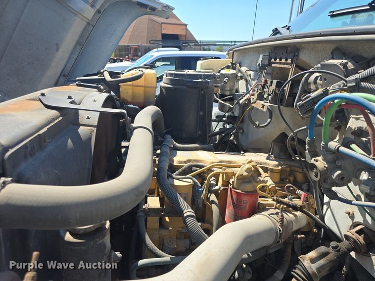 image for item DQ4583 2001 GMC  C7500 oil distributor truck