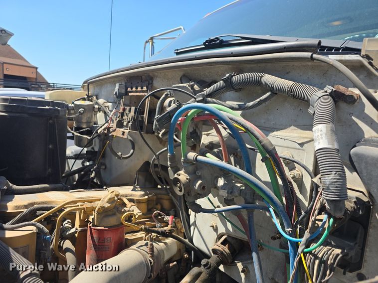 image for item DQ4583 2001 GMC  C7500 oil distributor truck