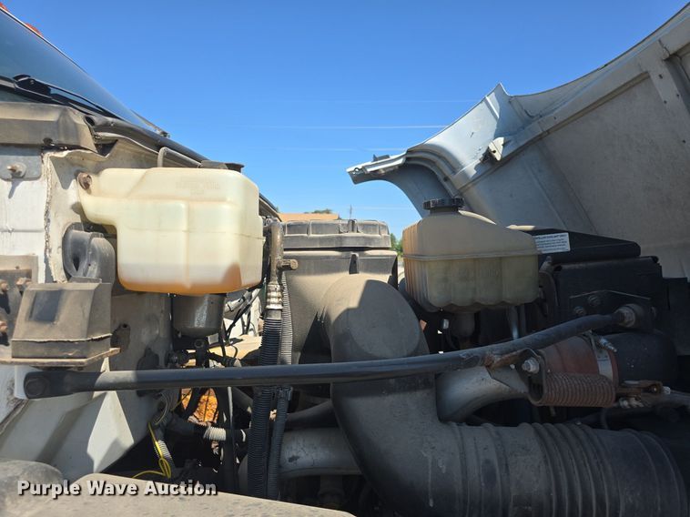 image for item DQ4583 2001 GMC  C7500 oil distributor truck