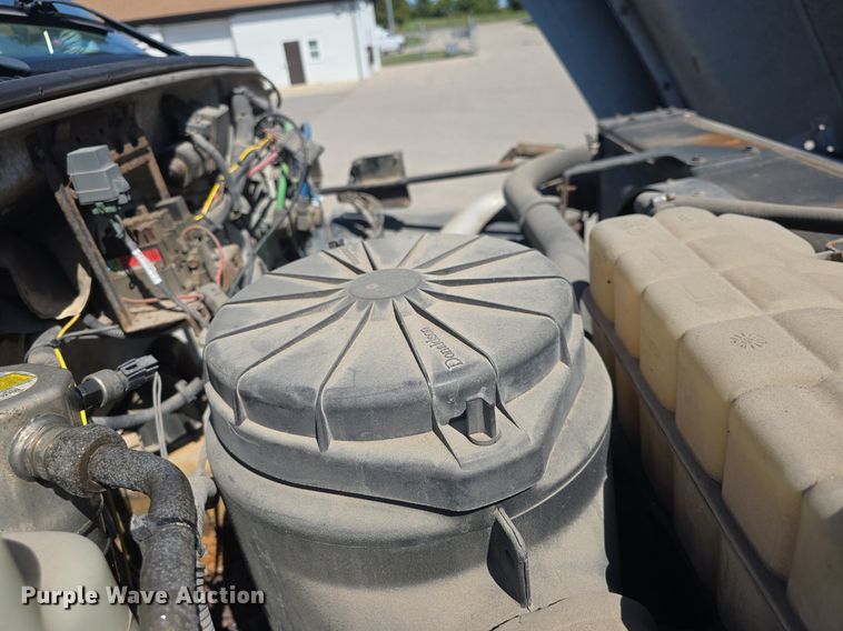 image for item DQ4583 2001 GMC  C7500 oil distributor truck