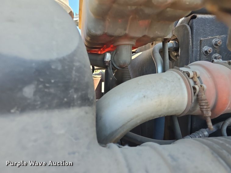 image for item DQ4583 2001 GMC  C7500 oil distributor truck