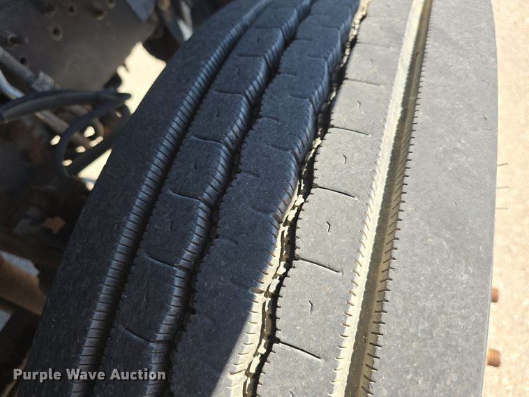 image for item DQ4583 2001 GMC  C7500 oil distributor truck