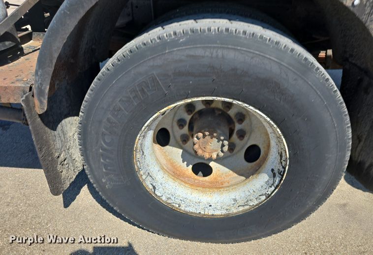 image for item DQ4583 2001 GMC  C7500 oil distributor truck