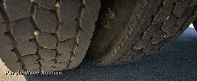 image for item DQ4583 2001 GMC  C7500 oil distributor truck