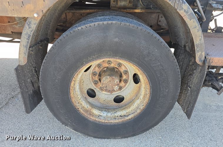 image for item DQ4583 2001 GMC  C7500 oil distributor truck