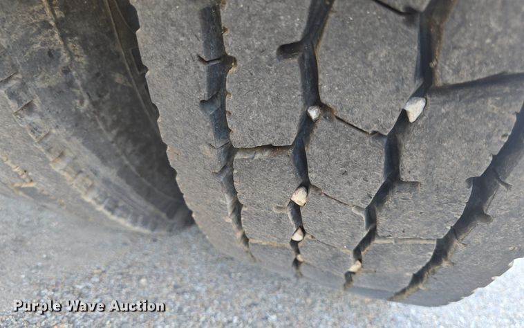 image for item DQ4583 2001 GMC  C7500 oil distributor truck