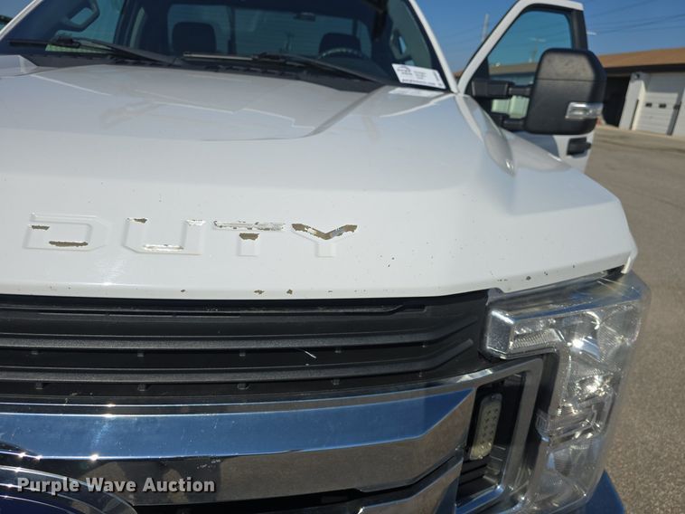 image for item DQ4603 2017 Ford F250 Super Duty XLT  utility bed pickup truck