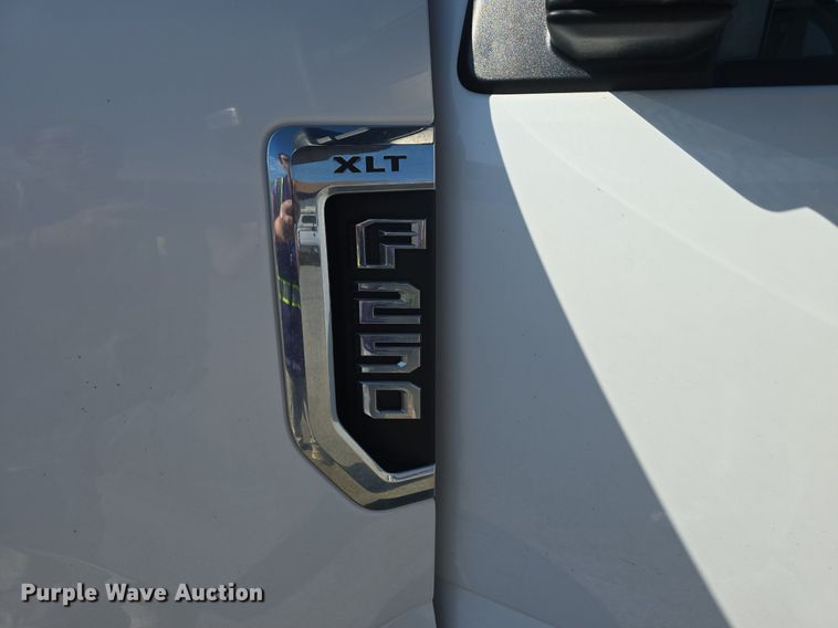 image for item DQ4603 2017 Ford F250 Super Duty XLT  utility bed pickup truck