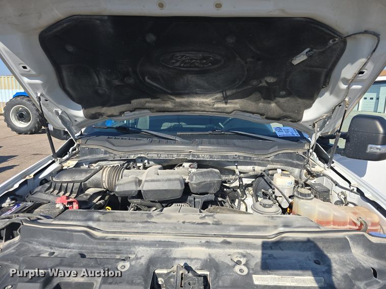 image for item DQ4604 2017 Ford F250 Super Duty XLT utility bed pickup truck